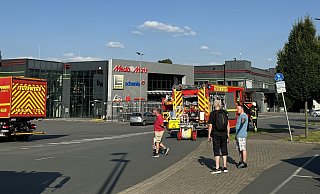 Die Feuerwehr rückte mit mehreren Fahrzeugen zum Einkaufszentrum in Schildesche aus. - NW Die Feuerwehr rückte mit mehreren Fahrzeugen zum Einkaufszentrum in Schildesche aus. - NW