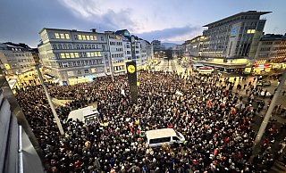 Etliche Menschen sind bereits auf dem Bielefelder Jahnplatz zusammengekommen, um gegen Rechtsextremismus zu demonstrieren. - Mike-Dennis Müller Etliche Menschen sind bereits auf dem Bielefelder Jahnplatz zusammengekommen, um gegen Rechtsextremismus zu demonstrieren. - Mike-Dennis Müller