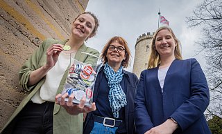 Mit der flatternden Burgfahne über den Köpfen: Jill Mallin (von links), Gabriela Lamm und Jacqueline Heger von Bielefeld Marketing werben mit Bi-Schoko-Talern für ihre Freizeitangebote. - Mike-Dennis Mller / www.mdm.photo Mit der flatternden Burgfahne über den Köpfen: Jill Mallin (von links), Gabriela Lamm und Jacqueline Heger von Bielefeld Marketing werben mit Bi-Schoko-Talern für ihre Freizeitangebote. - Mike-Dennis Mller / www.mdm.photo