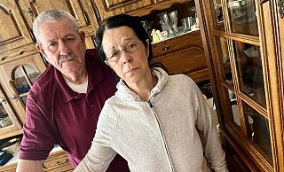 Sandor Szarvas und Julianna Szarvas-Sier müssen ihre Wohnung nach 18 Jahren verlassen. Für beide wäre schon der Umzug ein Kraftakt. Doch zunächst einmal müsste überhaupt erstmal eine Wohnung her. Die Zeit rennt ihnen davon. - Jens Reddeker Sandor Szarvas und Julianna Szarvas-Sier müssen ihre Wohnung nach 18 Jahren verlassen. Für beide wäre schon der Umzug ein Kraftakt. Doch zunächst einmal müsste überhaupt erstmal eine Wohnung her. Die Zeit rennt ihnen davon. - Jens Reddeker