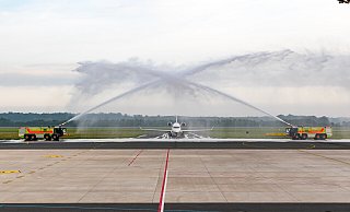 Die Lufthansa nimmt mit einer CRJ 900 die Verbindung von Paderborn nach München wieder auf. Dafür gab es eine Dusche der Airport-Feuerwehr. - Moritz Klöckner Die Lufthansa nimmt mit einer CRJ 900 die Verbindung von Paderborn nach München wieder auf. Dafür gab es eine Dusche der Airport-Feuerwehr. - Moritz Klöckner
