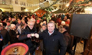 Beim letzten Weihnachtsmarkt übernahmen Bürgermeister Tim Kähler r.) und Peter Lohmeyer von der Herforder Brauerei auf dem Gänsemarkt den Fassanstich. - Frank-Michael Kiel-Steinkamp Beim letzten Weihnachtsmarkt übernahmen Bürgermeister Tim Kähler r.) und Peter Lohmeyer von der Herforder Brauerei auf dem Gänsemarkt den Fassanstich. - Frank-Michael Kiel-Steinkamp