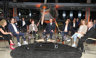 Moderatorin Simone Böhmer, Ralf Pahlsmeier, Vizepräsident Kreissportbund, Anja Burg, Leiterin ASD-Team, Ulrich Ettler, leitender Polizeidirektor, Miriam Kehne von der Kinder-und Jugendforschung im Sport, Kriminalhauptkommissarin Katja Klinghardt und Landrat Christoph Rüther, der auch als Talkmaster fungierte. - Johannes Büttner Moderatorin Simone Böhmer, Ralf Pahlsmeier, Vizepräsident Kreissportbund, Anja Burg, Leiterin ASD-Team, Ulrich Ettler, leitender Polizeidirektor, Miriam Kehne von der Kinder-und Jugendforschung im Sport, Kriminalhauptkommissarin Katja Klinghardt und Landrat Christoph Rüther, der auch als Talkmaster fungierte. - Johannes Büttner