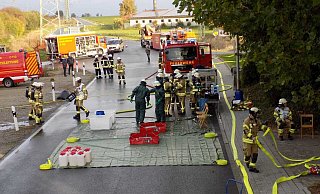 Der Bereich rund um die Firma wurde für die Arbeiten der Feuerwehren komplett gesperrt. - FFW Warburg Der Bereich rund um die Firma wurde für die Arbeiten der Feuerwehren komplett gesperrt. - FFW Warburg