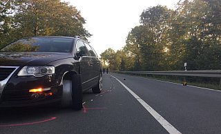 Bei dem Unfall in einer lang gezogenen Kurve wurden alle Fahrzeuge beschädigt. - Feuerwehr Paderborn Bei dem Unfall in einer lang gezogenen Kurve wurden alle Fahrzeuge beschädigt. - Feuerwehr Paderborn