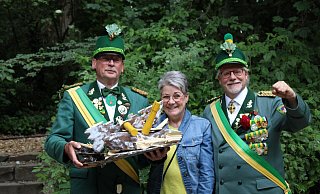 Der neue König Wolfgang Pladwich (v.l.) präsentiert mit seiner Frau Annette und Markus Husemann, dem Hauptmann der Marktkompanie, die Überreste des Holzvogels. - Moritz Jülich Der neue König Wolfgang Pladwich (v.l.) präsentiert mit seiner Frau Annette und Markus Husemann, dem Hauptmann der Marktkompanie, die Überreste des Holzvogels. - Moritz Jülich
