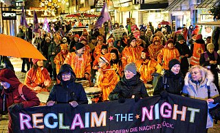 Lautstark erobern sich Frauen bei der "Reclaim the Night"-Demo die Nacht zuück. - Michaela Heinze Lautstark erobern sich Frauen bei der "Reclaim the Night"-Demo die Nacht zuück. - Michaela Heinze