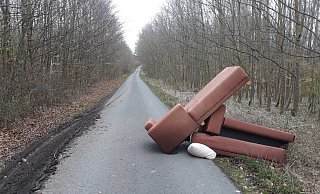 Sogar vor der Entsorgung eines kompletten Sofas mitten in der Natur schrecken manche Menschen nicht zurück. - NW-Archiv/Johannes Büttner Sogar vor der Entsorgung eines kompletten Sofas mitten in der Natur schrecken manche Menschen nicht zurück. - NW-Archiv/Johannes Büttner