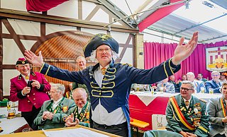 Thomas Spieker, der den PBSV mal als Supertanker bezeichnete und als Oberst aufhört, wird zum Admiral der Stadtheide ernannt. - Besim Mazhiqi Thomas Spieker, der den PBSV mal als Supertanker bezeichnete und als Oberst aufhört, wird zum Admiral der Stadtheide ernannt. - Besim Mazhiqi