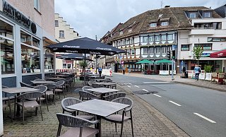 Gerade im Sommer sitzen viele Gäste gerne draußen, in der Höxteraner Innenstadt kann es derzeit eng für Fußgänger werden. Wird der vorgegebene Abstand hier auch dauerhaft eingehalten? - Sonja Vollmer Gerade im Sommer sitzen viele Gäste gerne draußen, in der Höxteraner Innenstadt kann es derzeit eng für Fußgänger werden. Wird der vorgegebene Abstand hier auch dauerhaft eingehalten? - Sonja Vollmer
