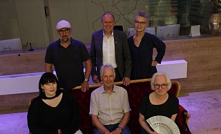 Die beiden Moderatoren Holger Winkelmann (hinten l.) und Stefani Josephs (hinten r.) nahmen gemeinsam Landrat Christoph Rühter sowie Studentin Elena Stieghorst (vorne, v.l.), Zeichner Roland Bauer und Wirtin Simone Schneider ins Riemeke-Kreuzverhör. - Systemadministrator Die beiden Moderatoren Holger Winkelmann (hinten l.) und Stefani Josephs (hinten r.) nahmen gemeinsam Landrat Christoph Rühter sowie Studentin Elena Stieghorst (vorne, v.l.), Zeichner Roland Bauer und Wirtin Simone Schneider ins Riemeke-Kreuzverhör. - Systemadministrator