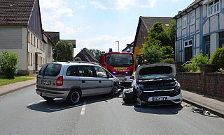 Auf der Bundesstraße 64 in der Höxteraner Ortschaft Godelheim stießen am Mittwochmittag mehrere Fahrzeuge zusammen. - Nicole Fischer Auf der Bundesstraße 64 in der Höxteraner Ortschaft Godelheim stießen am Mittwochmittag mehrere Fahrzeuge zusammen. - Nicole Fischer