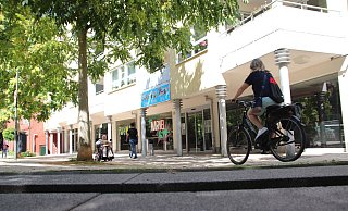 Die Comic-Bar am Linnenbauerplatz hat überraschend früher geschlossen als geplant. Kunden stehen vor verschlossenen Türen, ein Aushang weist auf den Umstand hin. - Susanne Blersch Die Comic-Bar am Linnenbauerplatz hat überraschend früher geschlossen als geplant. Kunden stehen vor verschlossenen Türen, ein Aushang weist auf den Umstand hin. - Susanne Blersch