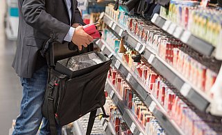 Auch mit Hilfe eines präparierten Koffers überlisten Ladendiebe die Sicherungsetiketten an der Ware. Foto: Boris Roessler/dpa - Roessler/dpa Auch mit Hilfe eines präparierten Koffers überlisten Ladendiebe die Sicherungsetiketten an der Ware. Foto: Boris Roessler/dpa - Roessler/dpa