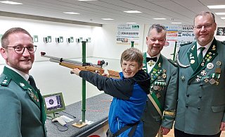Jerome Weber, Schießmeister der Klausheider Kompanie (v.l.), Oberstleutnant Ingo Buschmeier und Oberst Ralf Mersch freuen sich über die Ziel- und Treffsicherheit von Heidi Griffis. - Regina Brucksch Jerome Weber, Schießmeister der Klausheider Kompanie (v.l.), Oberstleutnant Ingo Buschmeier und Oberst Ralf Mersch freuen sich über die Ziel- und Treffsicherheit von Heidi Griffis. - Regina Brucksch