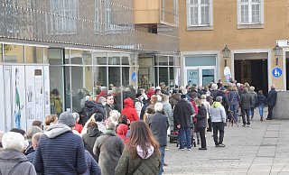 Wer sich am Mittwoch - egal aus welchen Gründen - im ehemaligen Karstadt-Restaurant seinen Pieks abholen wollte, brauchte sehr viel Zeit. - Jens Dünhölter Wer sich am Mittwoch - egal aus welchen Gründen - im ehemaligen Karstadt-Restaurant seinen Pieks abholen wollte, brauchte sehr viel Zeit. - Jens Dünhölter