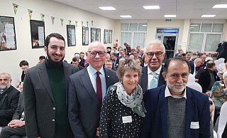 Neujahrsempfang der Muslime: Imam Ali Sekcin (v.l.), stellv. Landrat Hans-Bernd Janzen, stellv. Bürgermeisterin Sabine Kramm, Schura-Sprecher Emin Özel sowie Mehmet Bozkurt, Vorsitzender des Islamischen Zentrums. - Birger Berbüsse Neujahrsempfang der Muslime: Imam Ali Sekcin (v.l.), stellv. Landrat Hans-Bernd Janzen, stellv. Bürgermeisterin Sabine Kramm, Schura-Sprecher Emin Özel sowie Mehmet Bozkurt, Vorsitzender des Islamischen Zentrums. - Birger Berbüsse