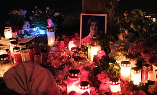 Am Tatort haben Menschen Blumen abgelegt und Kerzen angezündet. Die Anteilnahme ist weiter groß. Foto: - Ulf Hanke Am Tatort haben Menschen Blumen abgelegt und Kerzen angezündet. Die Anteilnahme ist weiter groß. Foto: - Ulf Hanke