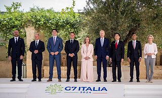 Charles Michel, EU- Ratspräsident (v. l.) Bundeskanzler Olaf Scholz, Justin Trudeau, Premierminister von Kanada, Emmanuel Macron, Präsident von Frankreich, Giorgia Meloni, Ministerpräsidentin von Italien, US-Präsident Joe Biden, Fumio Kishida, Ministerpräsident von Japan, Rishi Sunak, Premierminister von Großbritannien, und Ursula von der Leyen, EU- Kommissionspräsidentin, stehen beim Familienfoto zum Gipfeltreffen der G7-Staaten. - Michael Kappeler Charles Michel, EU- Ratspräsident (v. l.) Bundeskanzler Olaf Scholz, Justin Trudeau, Premierminister von Kanada, Emmanuel Macron, Präsident von Frankreich, Giorgia Meloni, Ministerpräsidentin von Italien, US-Präsident Joe Biden, Fumio Kishida, Ministerpräsident von Japan, Rishi Sunak, Premierminister von Großbritannien, und Ursula von der Leyen, EU- Kommissionspräsidentin, stehen beim Familienfoto zum Gipfeltreffen der G7-Staaten. - Michael Kappeler