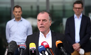Nach dem massenhaften Coronaausbruch musste Konzernchef Clemens Tönnies Rede und Antwort stehen. Kommunikationsexperte Stefan Collet hätte sich gewünscht, dass der Konzernchef in der Krise öfter vor die Medien tritt. - Patrick Menzel Nach dem massenhaften Coronaausbruch musste Konzernchef Clemens Tönnies Rede und Antwort stehen. Kommunikationsexperte Stefan Collet hätte sich gewünscht, dass der Konzernchef in der Krise öfter vor die Medien tritt. - Patrick Menzel