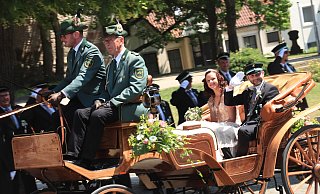 Im flotten Tempo per Kutsche und im Sonnenschein kommen Steinheims junge Majestäten Daniel Eidel und Lea Koch auf dem Marktplatz an. - Madita Schellenberg Im flotten Tempo per Kutsche und im Sonnenschein kommen Steinheims junge Majestäten Daniel Eidel und Lea Koch auf dem Marktplatz an. - Madita Schellenberg