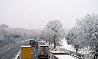 Am Donnerstagmorgen staut es sich auf der A30 in Fahrtrichtung Osnabrück. - Katharina Eisele Am Donnerstagmorgen staut es sich auf der A30 in Fahrtrichtung Osnabrück. - Katharina Eisele