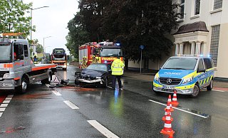 Der BMW fuhr hinten auf einen Lkw auf. Der Fahrer wurde leicht verletzt ins Krankenhaus gebracht. - Anastasia von Fugler Der BMW fuhr hinten auf einen Lkw auf. Der Fahrer wurde leicht verletzt ins Krankenhaus gebracht. - Anastasia von Fugler