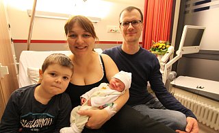 Bruder Milan, Mutter Olesja und Vater Fabian Martinovic freuen sich über die Ankunft des kleinen Eliah. - Björn Kenter Bruder Milan, Mutter Olesja und Vater Fabian Martinovic freuen sich über die Ankunft des kleinen Eliah. - Björn Kenter