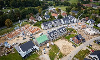 Das Baugebiet Fürfeld an der Großdornberger Straße wächst und wächst. Die Erschließung ist nach dem Tod eines der Besitzer des Grundstückes nun wieder gesichert. Einige Bauplätze sind noch zu haben. - Mike-Dennis Müller / www.mdm.photo Das Baugebiet Fürfeld an der Großdornberger Straße wächst und wächst. Die Erschließung ist nach dem Tod eines der Besitzer des Grundstückes nun wieder gesichert. Einige Bauplätze sind noch zu haben. - Mike-Dennis Müller / www.mdm.photo