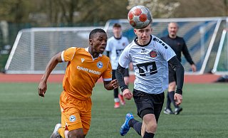 Arminias B-Jugendlicher Mayango Baysah (l.) erzielte beim turbulenten 5:3 über Eintracht Rheine in der Landesliga das 1:0. - Andreas Zobe Arminias B-Jugendlicher Mayango Baysah (l.) erzielte beim turbulenten 5:3 über Eintracht Rheine in der Landesliga das 1:0. - Andreas Zobe