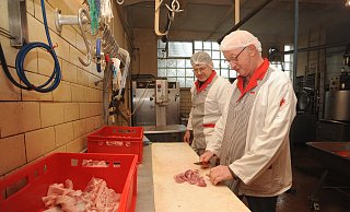 Karl-Heinz Spreen (r.) hat sein ganzes Berufsleben in der Leverner Fleischerei Ruwe verbracht. Das große Fachwissen des Gesellen schätzt auch Firmenchef Heinz-Dieter Ruwe. - Joern Spreen-Ledebur Karl-Heinz Spreen (r.) hat sein ganzes Berufsleben in der Leverner Fleischerei Ruwe verbracht. Das große Fachwissen des Gesellen schätzt auch Firmenchef Heinz-Dieter Ruwe. - Joern Spreen-Ledebur