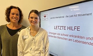 Die Pflegeberaterinnen Bianca Michler (l.) und Fabienne Kuchenbecker leiten den Letzte-Hilfe-Kurs für pflegende Angehörige und Interessierte. - Carolin Nieder-Entgelmeier Die Pflegeberaterinnen Bianca Michler (l.) und Fabienne Kuchenbecker leiten den Letzte-Hilfe-Kurs für pflegende Angehörige und Interessierte. - Carolin Nieder-Entgelmeier