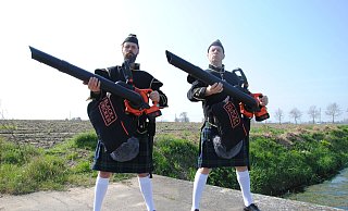 Vor der Kirche von Schloß Neuhaus haben die „Puffin Pipers“ als zwei Schotten kostümiert einen ganz besonderen Dudelsack dabei: einen Laubbläser. - Agenturfoto Vor der Kirche von Schloß Neuhaus haben die „Puffin Pipers“ als zwei Schotten kostümiert einen ganz besonderen Dudelsack dabei: einen Laubbläser. - Agenturfoto