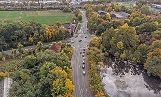 Das Luftbild zeigt das Becker Kreuz von Norden in Richtung Süden fotografiert. Im Hintergrund ist die Autobahn zu sehen, die über der Lübbecker Straße verläuft. - Wolfhard Jording Das Luftbild zeigt das Becker Kreuz von Norden in Richtung Süden fotografiert. Im Hintergrund ist die Autobahn zu sehen, die über der Lübbecker Straße verläuft. - Wolfhard Jording