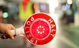 Der Vlothoer soll trotz Stopp-Signalen mit gleichbleibender Geschwindigkeit auf den Polizisten zugerast sein. - Patrick Menzel Der Vlothoer soll trotz Stopp-Signalen mit gleichbleibender Geschwindigkeit auf den Polizisten zugerast sein. - Patrick Menzel