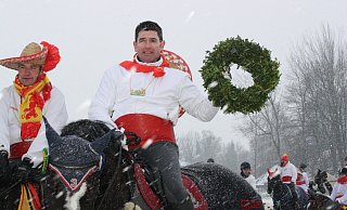 Bei Wind und Wetter wird das Kranzreiten, wie hier 2018, durchgeführt. Nun schränkt ein Virus die traditionsreiche Veranstaltung ein. - Regina Brucksch Bei Wind und Wetter wird das Kranzreiten, wie hier 2018, durchgeführt. Nun schränkt ein Virus die traditionsreiche Veranstaltung ein. - Regina Brucksch