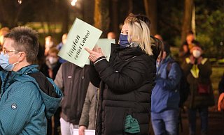 Applaus fürs Impfen: Die Grünen verzichten für Montag auf eine Gegenveranstaltung zum Coronaprotest der sogenannten Lichterspaziergänger. - Thorsten Gödecker Applaus fürs Impfen: Die Grünen verzichten für Montag auf eine Gegenveranstaltung zum Coronaprotest der sogenannten Lichterspaziergänger. - Thorsten Gödecker