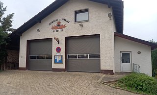 Das aktuelle Gerätehaus der Feuerwehr in Herstelle liegt auf zwei unterschiedlichen Ebenen an der Bundesstraße. Da Garage, Umkleiden und Sanitäranlagen nicht mehr zeitgemäß sind und die Zuwegung zu eng ist, müsste das Gebäude dringend saniert werden. Ob dies möglich ist, soll kurzfristig überprüft werden. Alternativ muss ein Grundstück für einen Neubau gefunden werden. - Torsten Wegener Das aktuelle Gerätehaus der Feuerwehr in Herstelle liegt auf zwei unterschiedlichen Ebenen an der Bundesstraße. Da Garage, Umkleiden und Sanitäranlagen nicht mehr zeitgemäß sind und die Zuwegung zu eng ist, müsste das Gebäude dringend saniert werden. Ob dies möglich ist, soll kurzfristig überprüft werden. Alternativ muss ein Grundstück für einen Neubau gefunden werden. - Torsten Wegener