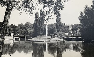 Wann genau das historische Foto entstand, kann Rubend Heinemann, der direkt am Werre-Wehr aufwuchs, nicht mehr sagen. Es ist jedenfalls Teil der Fotosammlung seiner Familie und zeigt, wie das Areal einst einmal aussah. - Natalie Gottwald Wann genau das historische Foto entstand, kann Rubend Heinemann, der direkt am Werre-Wehr aufwuchs, nicht mehr sagen. Es ist jedenfalls Teil der Fotosammlung seiner Familie und zeigt, wie das Areal einst einmal aussah. - Natalie Gottwald