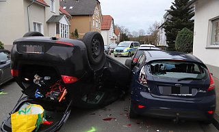 Das Auto der Frau landete auf dem Dach. Der Kofferraum öffnete sich, allerhand Sachen landeten auf der Straße. - Charlotte Mahncke Das Auto der Frau landete auf dem Dach. Der Kofferraum öffnete sich, allerhand Sachen landeten auf der Straße. - Charlotte Mahncke
