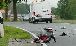Der Motorradfahrer schwebt nach dem heftigen Crash in Lebensgefahr. - NW Der Motorradfahrer schwebt nach dem heftigen Crash in Lebensgefahr. - NW