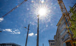 Mit einem Baukran wurden die ersten Säulen für die neue Beleuchtung auf dem Jahnplatz aufgerichtet. Foto: Mike-Dennis Müller - Mike-Dennis Müller / www.mdm.photo Mit einem Baukran wurden die ersten Säulen für die neue Beleuchtung auf dem Jahnplatz aufgerichtet. Foto: Mike-Dennis Müller - Mike-Dennis Müller / www.mdm.photo