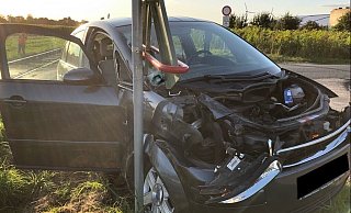 Der Audi der Familie wurde im Frontbereich von der Lok erfasst und beschädigt. - Polizei Minden-Lübbecke Der Audi der Familie wurde im Frontbereich von der Lok erfasst und beschädigt. - Polizei Minden-Lübbecke