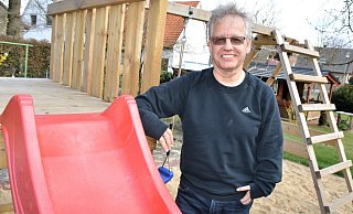 Werner Scheips (60) im heimischen Garten. Dort können seine Kinder neben einer Rutsche andere Spielgeräte nutzen. - Karin Prignitz Werner Scheips (60) im heimischen Garten. Dort können seine Kinder neben einer Rutsche andere Spielgeräte nutzen. - Karin Prignitz