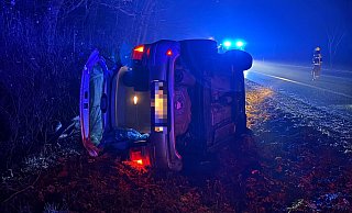 Auf der B64 bei Delbrück kam dieser Wagen ins Schleudern und landete auf der Fahrerseite im Graben. Die Insassen blieben unverletzt. - Feuerwehr Delbrück Auf der B64 bei Delbrück kam dieser Wagen ins Schleudern und landete auf der Fahrerseite im Graben. Die Insassen blieben unverletzt. - Feuerwehr Delbrück