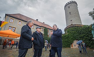 Am Fuße des zur Feier des Tages Schwarz-Rot-Gold beflaggten Turmes der Sparrenburg begrüßen der CDU-Kreisvorsitzende Andreas Rüther (l.) und der Landtagsabgeordnete Ralf Nettelstroth (r.) ihren Gastredner Rainer Eppelmann. Foto: Sarah Jonek - Sarah Jonek Fotografie Am Fuße des zur Feier des Tages Schwarz-Rot-Gold beflaggten Turmes der Sparrenburg begrüßen der CDU-Kreisvorsitzende Andreas Rüther (l.) und der Landtagsabgeordnete Ralf Nettelstroth (r.) ihren Gastredner Rainer Eppelmann. Foto: Sarah Jonek - Sarah Jonek Fotografie