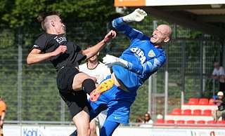 Unmittelbar nach dem Zusammenprall gehen Dornbergs Torhüter Joschka Leier und Theesen Kai-Niklas Janz (l.) zu Boden. Für Leier geht es nicht weiter. - Peter Unger Unmittelbar nach dem Zusammenprall gehen Dornbergs Torhüter Joschka Leier und Theesen Kai-Niklas Janz (l.) zu Boden. Für Leier geht es nicht weiter. - Peter Unger