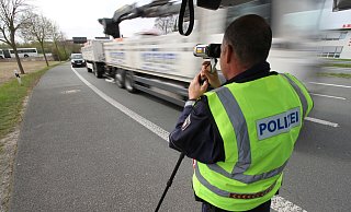 Wie auf diesem Foto messen die Polizei und das Ordnungsamt des Kreises Paderborn regelmäßig die Geschwindigkeit im Straßenverkehr. - Marten Siegmann Wie auf diesem Foto messen die Polizei und das Ordnungsamt des Kreises Paderborn regelmäßig die Geschwindigkeit im Straßenverkehr. - Marten Siegmann