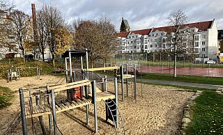 Tatort Spielplatz: An der Huelsmannstraße (zwischen Herforder und August-Bebel-Straße) fanden damals zwei Mädchen das Mordopfer in einem Gebüsch. - Jens Reichenbach Tatort Spielplatz: An der Huelsmannstraße (zwischen Herforder und August-Bebel-Straße) fanden damals zwei Mädchen das Mordopfer in einem Gebüsch. - Jens Reichenbach