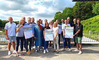Die Bürener Unternehmerschaft hält zusammen, um Kindern und Jugendlichen kostenlosen Freibadspaß zu ermöglichen. - Stadt Büren Die Bürener Unternehmerschaft hält zusammen, um Kindern und Jugendlichen kostenlosen Freibadspaß zu ermöglichen. - Stadt Büren